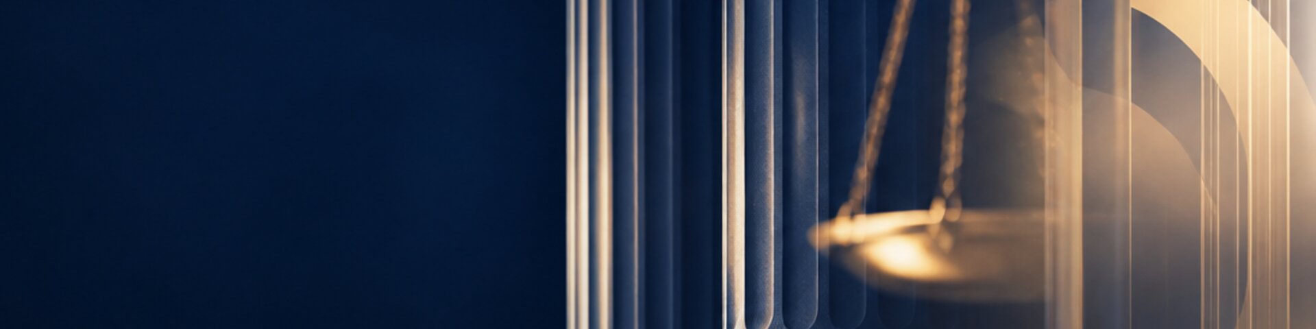 Recht mit Waage und Goldlicht