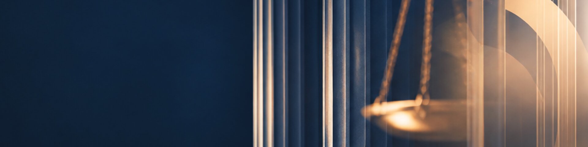 Recht mit Waage und Goldlicht