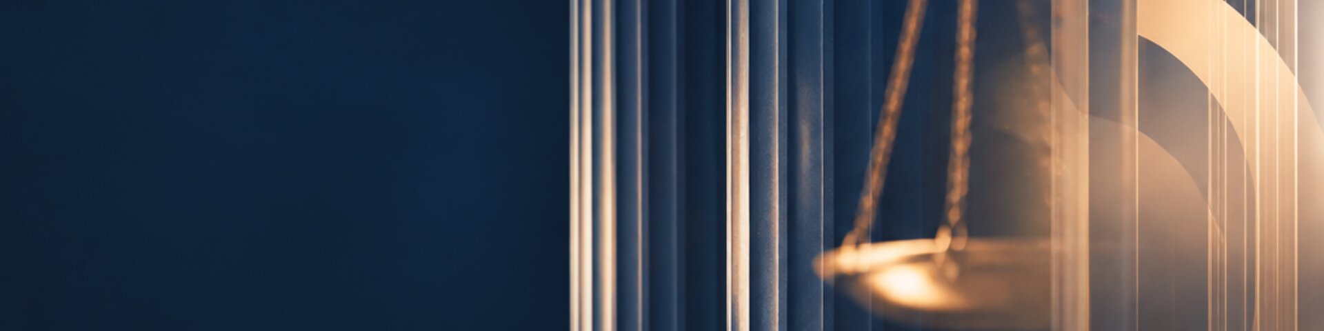 Recht mit Waage und Goldlicht